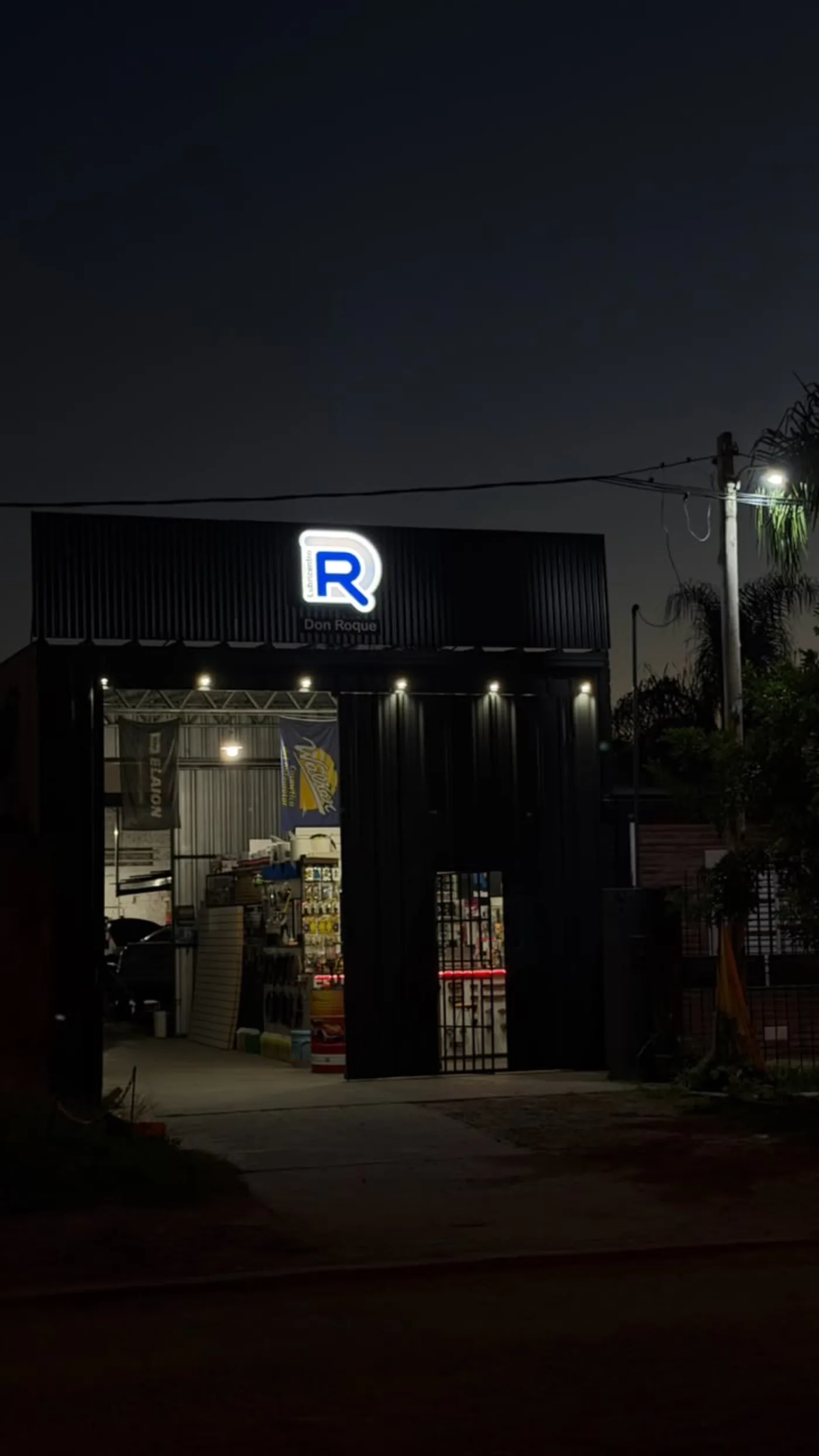 Interior iluminado del local de Lubricentro Don Roque con lubricantes, filtros e insumos para el automóvil